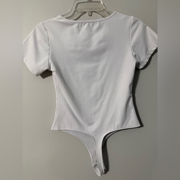 Chunpin Square Neck Notch V Neck Bodysuit - Picture 7 of 7